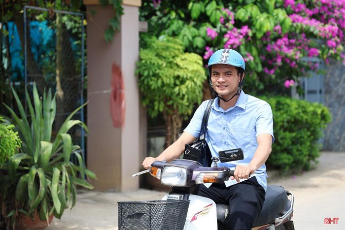 Trưởng thôn Nguyễn Tuấn Anh "đi từng ngõ, gõ từng nhà" để triển khai chủ trương, chính sách đến với người dân.