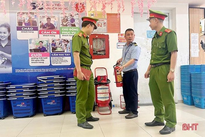 Lực lượng chức năng kiểm tra công tác PCCC tại siêu thị Co.opmart Hà Tĩnh.