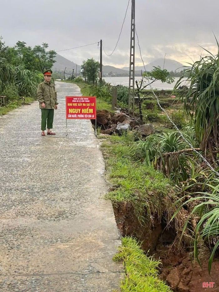 Tại xã Cẩm Trung, tuyến đường quốc phòng tuần tra ven biển hiện xuất hiện một số điểm sạt lở với chiều dài khoảng 50 m. Bờ hữu sông Rác, đoạn từ cống đập Cần đến mỏ đá Lạc An, cũng xảy ra sạt lở, điểm sạt lở ăn sâu vào phần mặt đường hơn 1m, với chiều dài khoảng 350m. Ngành chức năng đã cắm biển, cấm người qua lại tại 2 điểm này.