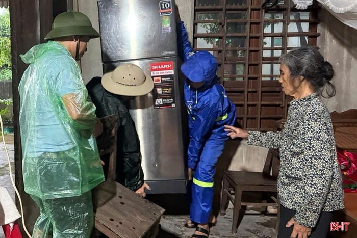 Đến chiều cùng ngày, lực lượng Đoàn Thanh niên xã Đồng Lộc đã hỗ trợ người già kê gác tài sản phòng tránh ngập lụt.