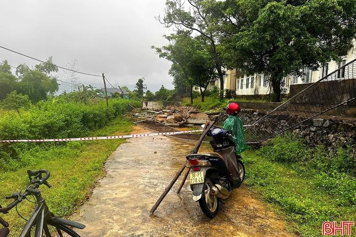  Mưa lớn khiến 40m hàng rào Trường Tiểu học Kỳ Xuân và 13m tường rào điểm Trường Mầm non Gia Phố bị đổ sập; 1 cây cầu qua thôn Xuân Phú, xã Kỳ Xuân bị sụt lún hỏng. Trong ảnh: Tường rào Trường Tiểu học Kỳ Xuân bị đổ. 