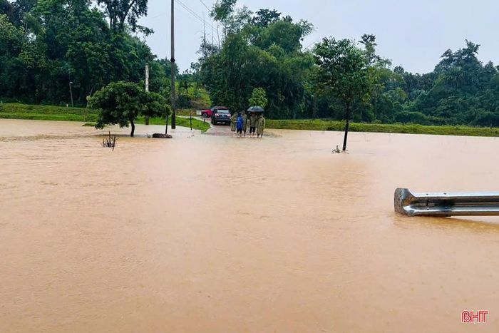 Tuyến đường bị nước lũ chia cắt tại thôn Đức Lĩnh, xã Mai Hoa.