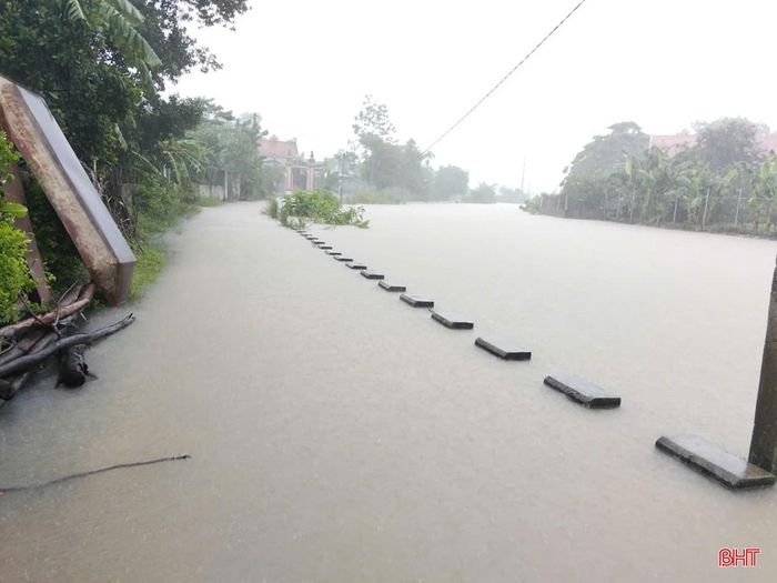 Ngập lụt ở thôn Trung Lộc, xã Đồng Lộc vào trưa 20/8.
