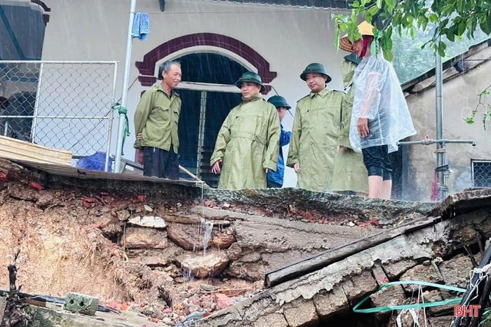 Lãnh đạo UBND xã Mai Hoa kiểm tra, hỗ trợ các hộ dân bị ảnh hưởng bởi sạt lở, ngập lũ tại thôn Ân Giang.