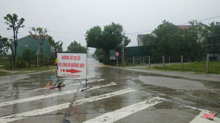 Mưa lớn khiến cầu tạm phục vụ khi thi công cầu Hối Hiến bị cuốn trôi, gây chia cắt xã Tứ Mỹ và xã Mai Hoa. Cầu tràn Kim Bình đi từ Sơn Kim 1 sang Sơn Kim 2 đã ngập, ngăn cách không đi lại được.