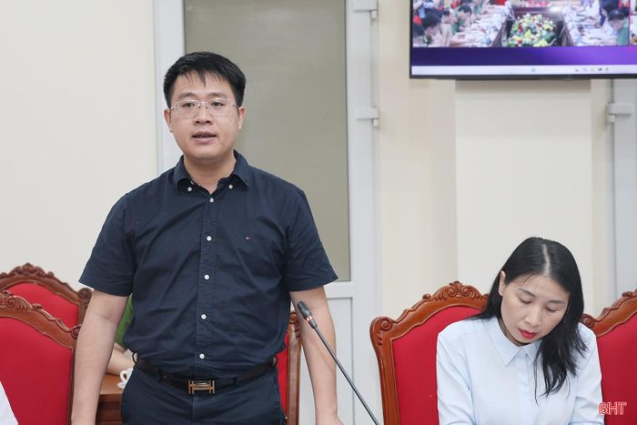 Phó Bí thư Tỉnh đoàn Nguyễn Viết Hải Đăng thảo luận về công tác phối hợp tuyên truyền, phổ biến, giáo dục pháp luật cho thanh thiếu niên.