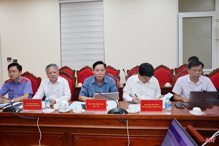 Lãnh đạo một số sở, ngành, đơn vị liên quan tham dự hội nghị.