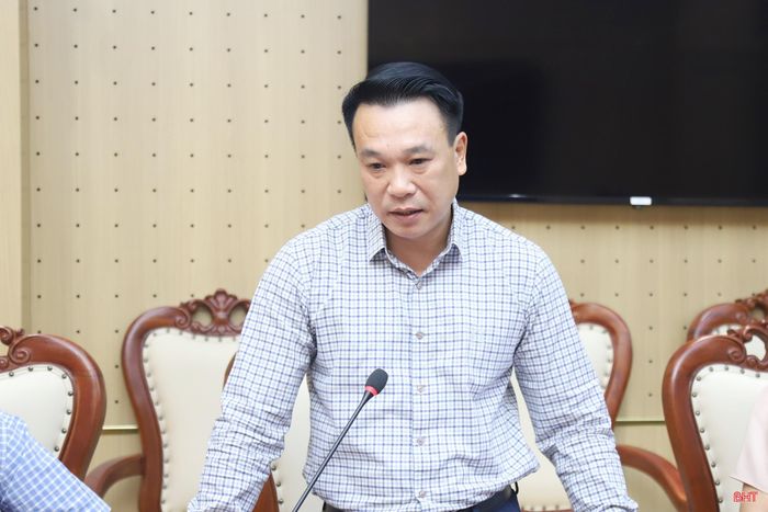 Đồng chí Nguyễn Huy Hùng - Chánh Văn phòng Đoàn ĐBQH & HĐND tỉnh báo cáo kết quả hoạt động của Thường trực HĐND tỉnh, các ban HĐND tỉnh, Văn phòng Đoàn ĐBQH & HĐND tỉnh.