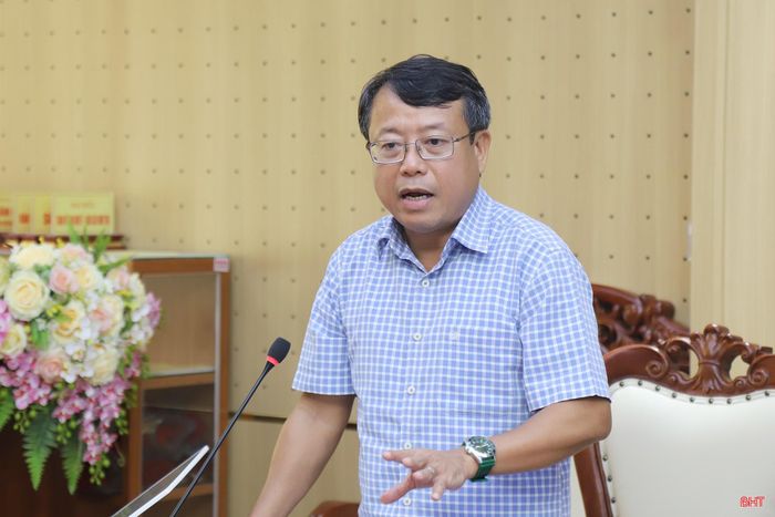 ... và đồng chí Dương Tất Thắng - Ủy viên BTV Tỉnh ủy, Phó Chủ tịch Thường trực HĐND tỉnh phát biểu tại phiên họp.