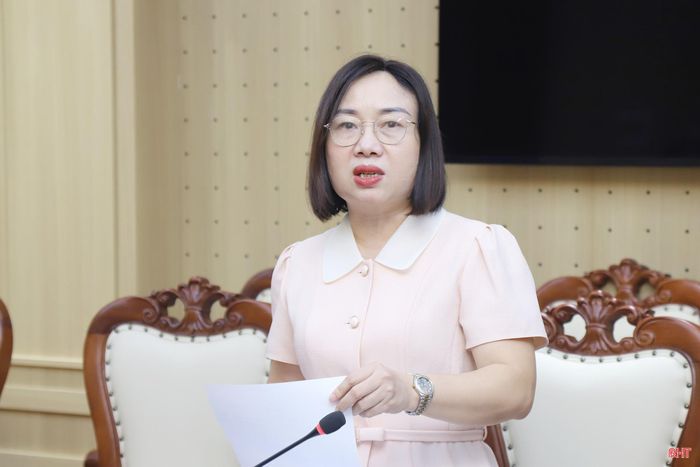 Đồng chí Nguyễn Thị Thuý Nga - Trưởng ban Kinh tế - Ngân sách HĐND tỉnh phát biểu tại phiên họp.