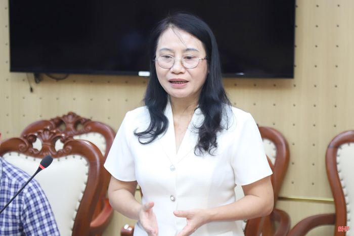 Đồng chí Nguyễn Thị Nhuần - Trưởng ban Pháp chế HĐND tỉnh phát biểu tại phiên họp.