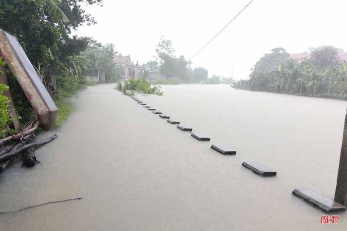 Do ảnh hưởng mưa lớn, thôn Trung Lộc, xã Đồng Lộc bị ngập sâu. Ảnh P.V