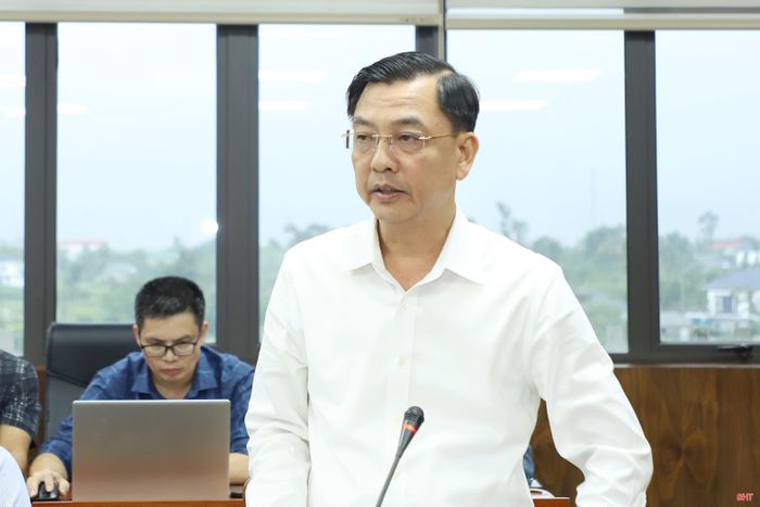 Trưởng ban Quản lý KKT tỉnh Trần Việt Hà phát biểu tại buổi làm việc.