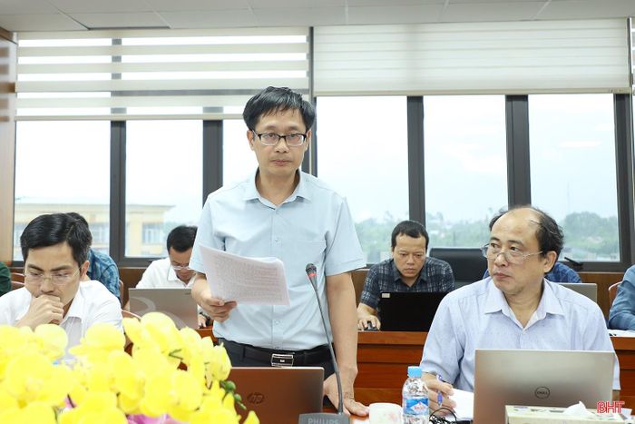 Phó Trưởng ban Quản lý KKT tỉnh Võ Tá Nghĩa báo cáo tiến độ thực hiện các nhiệm vụ tại KKT Vũng Áng.
