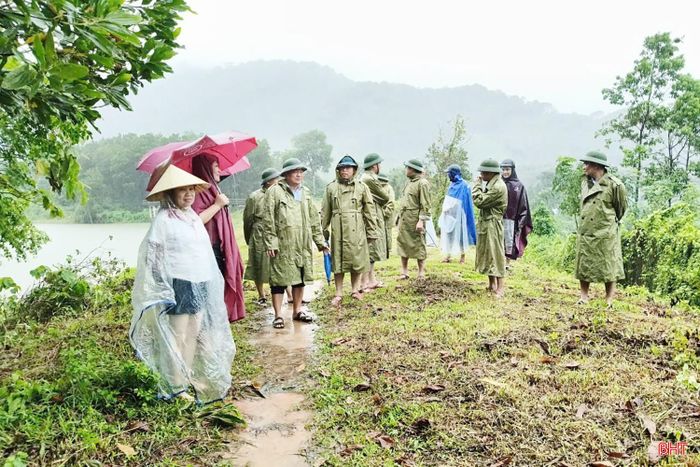 Phó Chủ tịch UBND tỉnh Hồ Huy Thành cùng đoàn kiểm tra thực tế tại xã Sơn Kim 1.