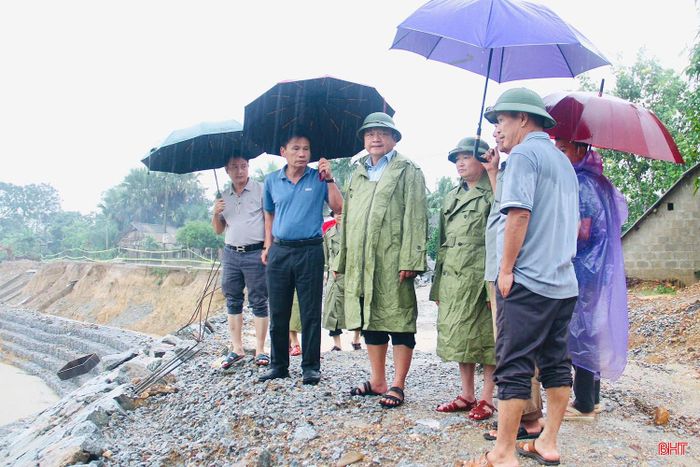  Phó Chủ tịch UBND tỉnh Hồ Huy Thành kiểm tra một số điểm xung yếu tại xã Sơn Hồng. 
