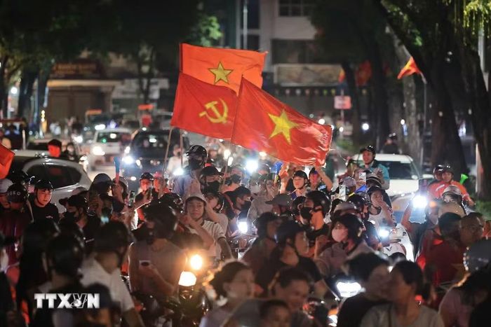 Người dân Thủ đô hòa trong niềm vui chiến thắng của đội tuyển Việt Nam. (Ảnh: Lê Đông/TTXVN)