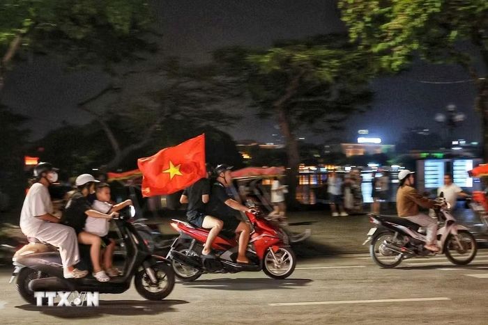 Màu đỏ của lá cờ Tổ quốc tô thắm mọi nẻo đường trong đêm chiến thắng của đội tuyển Việt Nam. (Ảnh: Phạm Tuấn Anh/TTXVN)