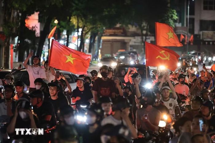 Người dân Thủ đô hòa trong niềm vui chiến thắng của đội tuyển Việt Nam. (Ảnh: Lê Đông/TTXVN)