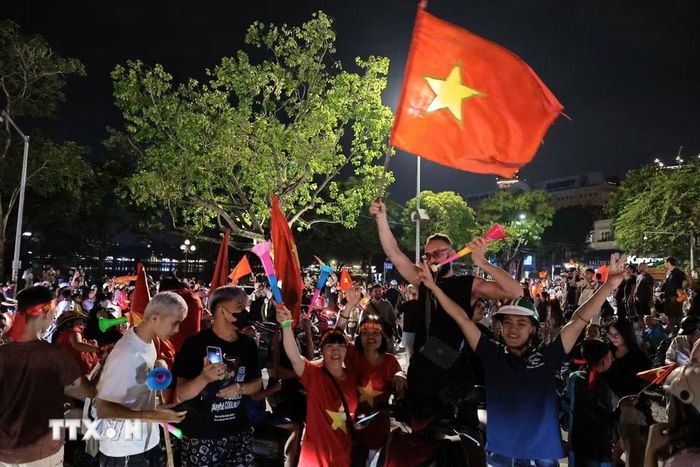 Người dân Thủ đô hòa trong niềm vui chiến thắng của đội tuyển Việt Nam. (Ảnh: Lê Đông/TTXVN)