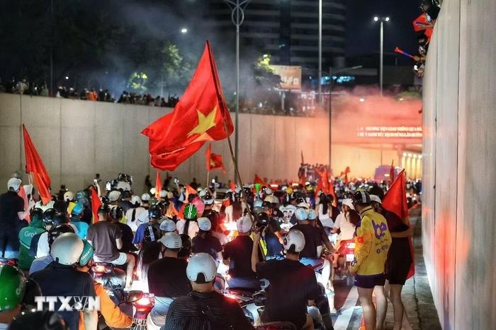 Người dân Hà Nội ăn mừng chiến thắng của đội tuyển Việt Nam. (Ảnh: Phạm Tuấn Anh/TTXVN)