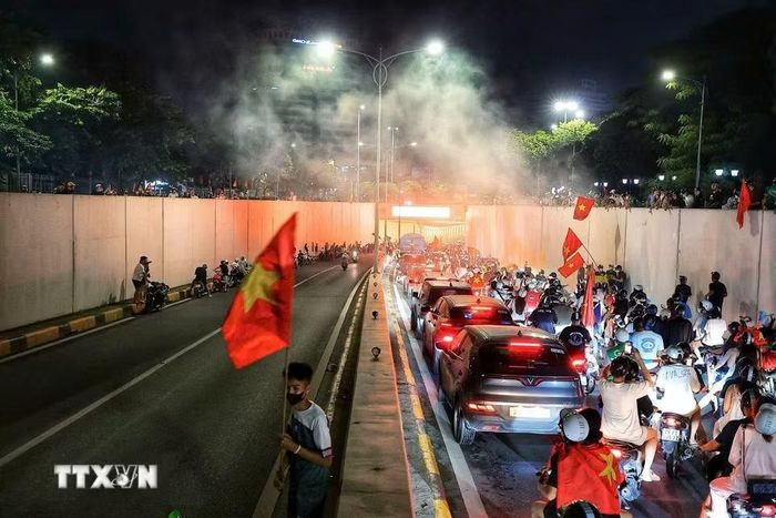 Người dân Hà Nội ăn mừng chiến thắng của đội tuyển Việt Nam. (Ảnh: Phạm Tuấn Anh/TTXVN)