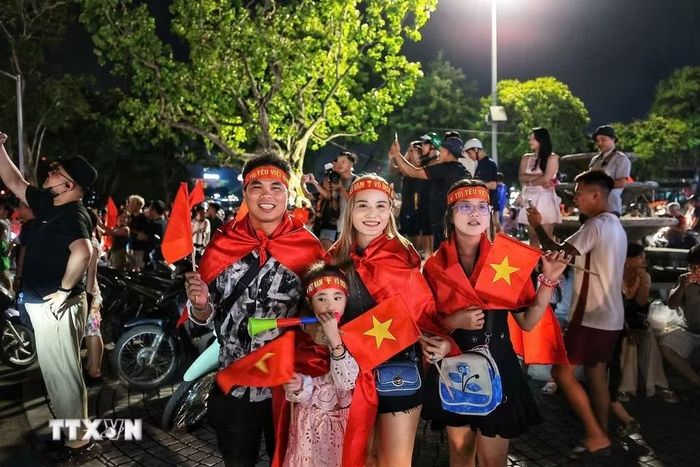 Người dân Thủ đô hòa trong niềm vui chiến thắng của đội tuyển Việt Nam. (Ảnh: Lê Đông/TTXVN)