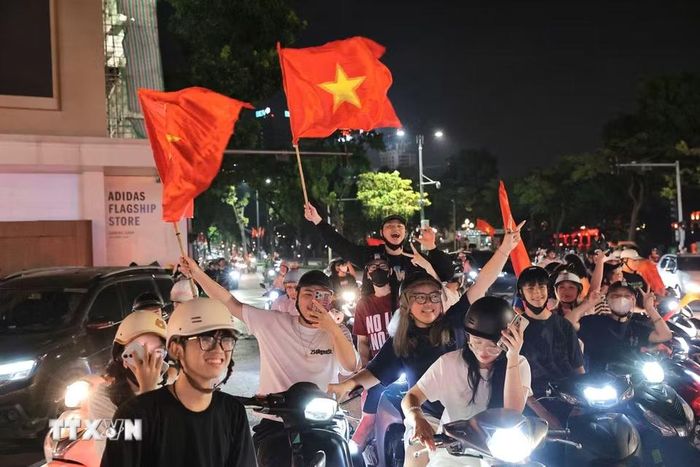 Người dân Thủ đô hòa trong niềm vui chiến thắng của đội tuyển Việt Nam. (Ảnh: Lê Đông/TTXVN)