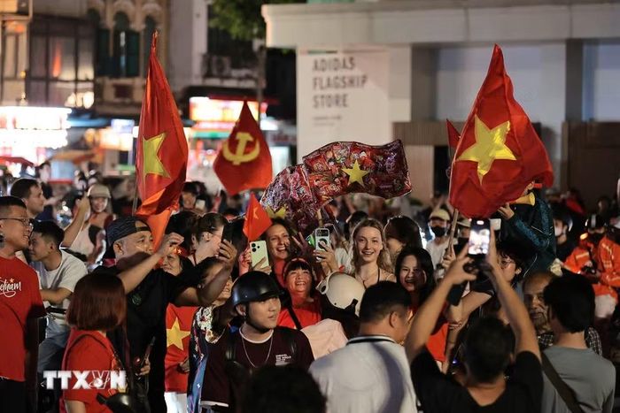 Người dân Thủ đô và du khách hòa trong niềm vui chiến thắng của đội tuyển Việt Nam. (Ảnh: Lê Đông/TTXVN)
