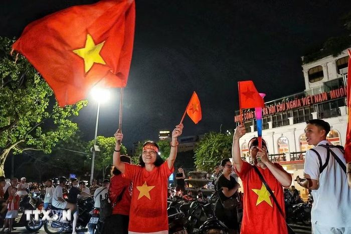 Người dân đổ ra đường ăn mừng chiến thắng của đội tuyển Việt Nam. (Ảnh: Phạm Tuấn Anh/TTXVN)