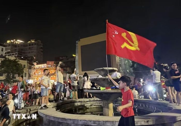 Niềm vui của người dân hòa cùng chiến thắng của đội tuyển Việt Nam. (Ảnh: An Đăng/TTXVN)