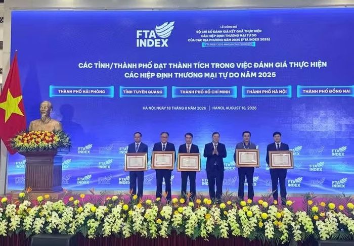 Trao chứng nhận cho các địa phương đạt thành tích trong việc thực hiện các hiệp định thương mại tự do. (Nguồn: Vietnam+)
