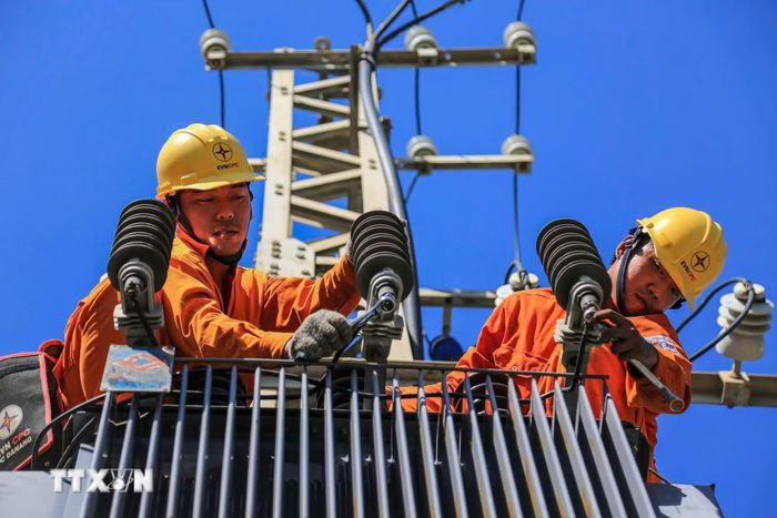 Công nhân Tổng Công ty Điện lực Miền Trung kiểm tra, sửa chữa hệ thống điện đảm bảo vận hành an toàn và đáp ứng điện cho khách hàng. (Ảnh: TTXVN phát)