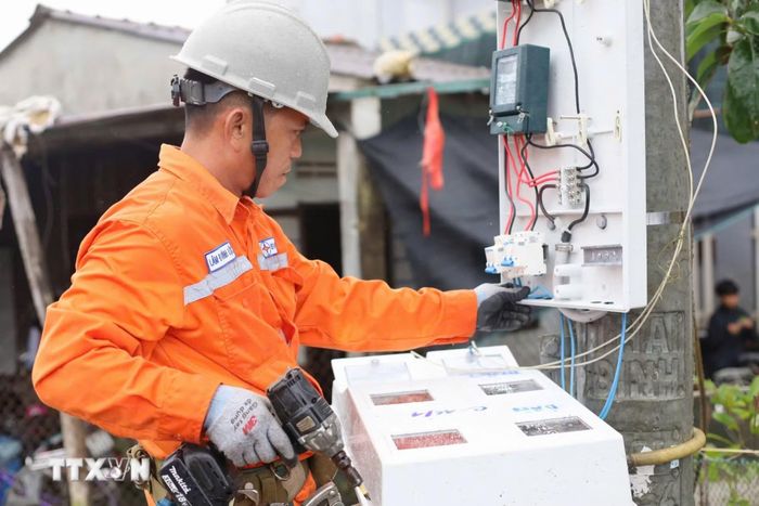 Nhân viên EVN hướng dẫn khách hàng sử dụng điện tiết kiệm, hiệu quả. (Ảnh: PV/Vietnam+)