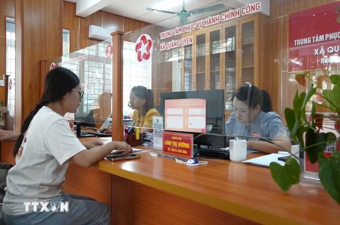 Người dân đến làm thủ tục hành chính tại Trung tâm Phục vụ hành chính công xã Quảng Uyên (Cao Bằng). (Ảnh: Chu Hiệu/TTXVN)