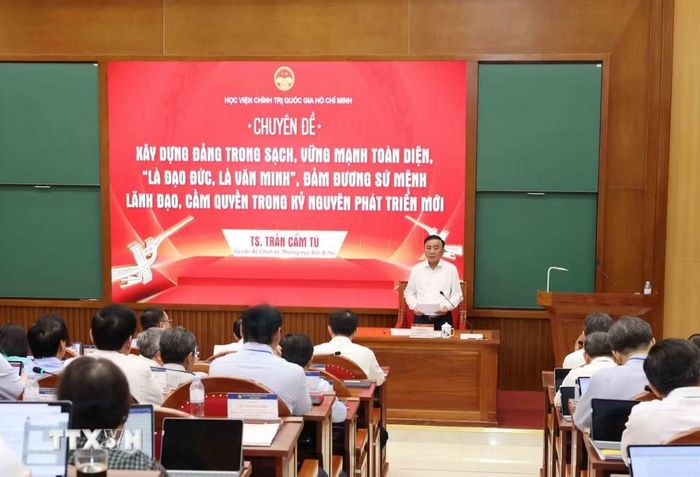 Đồng chí Trần Cẩm Tú, Ủy viên Bộ Chính trị, Thường trực Ban Bí thư truyền đạt Chuyên đề “Xây dựng Đảng trong sạch, vững mạnh toàn diện, “Là đạo đức, là văn minh” đảm đương sứ mệnh lãnh đạo, cầm quyền trong Kỷ nguyên phát triển mới” với các học viên Lớp bồi dưỡng, cập nhật kiến thức đối với Ủy viên Ban Chấp hành Trung ương Đảng khóa XIV (Lớp thứ nhất). (Ảnh: Phương Hoa/TTXVN)