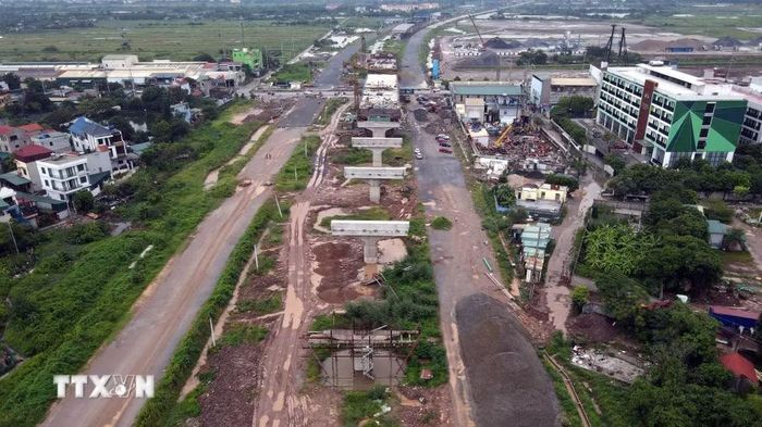 Hệ thống trụ cầu vượt Vành đai 4 nối dài trên công trường, từng bước tạo hình tuyến cầu trên cao. (Ảnh: Vũ Quang/TTXVN)