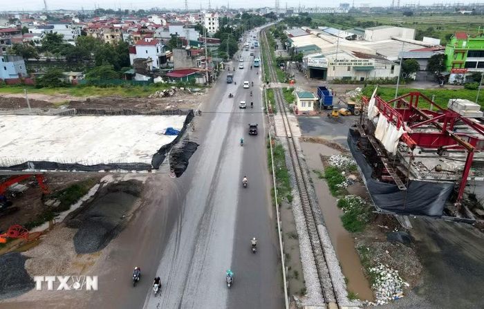 Hai đoạn cầu vượt Vành đai 4 đang được thi công qua Quốc lộ 1A, nhưng vẫn đảm bảo giao thông trên tuyến đường hiện hữu. (Ảnh: Vũ Quang/TTXVN)
