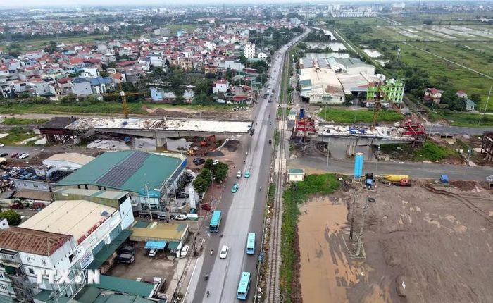 Hai đoạn cầu vượt đường Vành đai 4-Vùng Thủ đô qua Quốc lộ 1A chuẩn bị hợp long. (Ảnh: Vũ Quang/TTXVN)