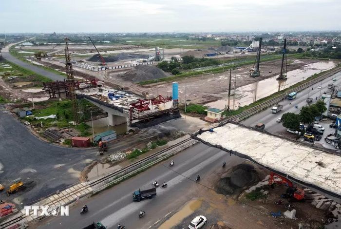 Toàn cảnh khu vực xây dựng cầu vượt đường Vành đai 4 qua Quốc lộ 1A nhìn từ trên cao. (Ảnh: Vũ Quang/TTXVN)