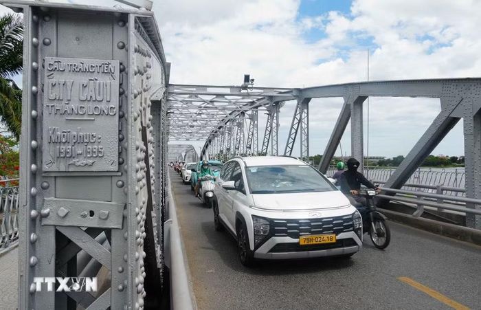 Cầu Trường Tiền mang diện mạo mới với màu sơn nhũ bạc nguyên bản. (Ảnh: Nguyên Lý/TTXVN)