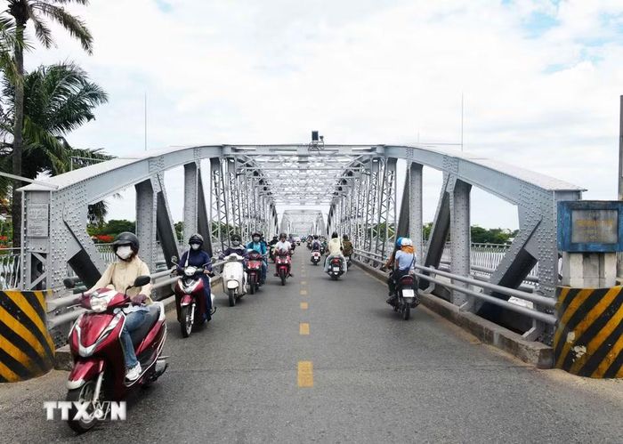 Cầu Trường Tiền mang diện mạo mới với màu sơn nhũ bạc nguyên bản. (Ảnh: Nguyên Lý/TTXVN)
