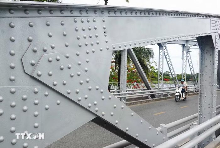 Những thanh thép gắn kết tạo nên kết cấu cầu Trường Tiền được sơn màu nhũ bạc nguyên bản. Ảnh: Nguyên Lý/TTXVN