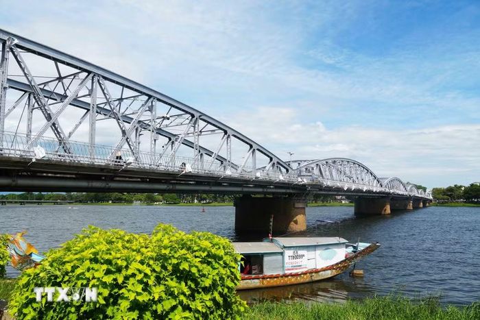 Các vòm cầu Trường Tiền trên sông Hương đã được sơn màu nhũ bạc nguyên bản. (Ảnh: Nguyên Lý/TTXVN)