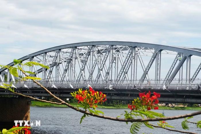 Vòm cầu Trường Tiền trên sông Hương ở trung tâm thành phố Huế đã được sơn màu nhũ bạc nguyên bản. (Ảnh: Nguyên Lý/TTXVN)