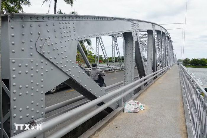 Phần lan can dành cho người đi bộ cầu Trường Tiền được sơn màu nhũ bạc nguyên bản. (Ảnh: Nguyên Lý/TTXVN)