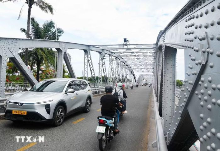 Cầu Trường Tiền mang diện mạo mới với màu sơn nhũ bạc nguyên bản. (Ảnh: Nguyên Lý/TTXVN)
