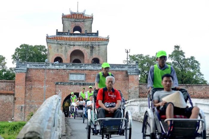 Du khách trải nghiệm tham quan thành phố Huế bằng xích lô, khám phá không gian đô thị và cảnh quan Cố đô. (Ảnh: Pv/Vietnam+)