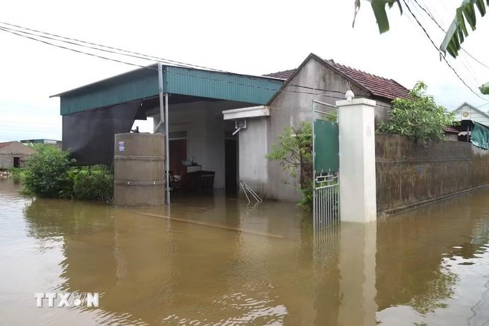 Nhà dân tại khu vực Đồng tháng 5 (xóm Hải Bắc và Quyết Thành cũ, xã Diễn Châu) bị ngập sâu, nước tràn qua cổng, ngập sân và vào trong nhà. (Ảnh: Xuân Tiến/TTXVN)