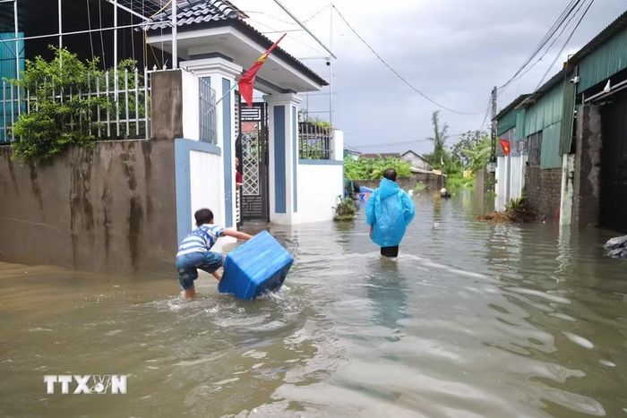 Tuyến đường liên xóm tại khu vực Đồng tháng 5 (xóm Hải Bắc và Quyết Thành cũ, xã Diễn Châu) ngập sâu sau mưa lớn từ chiều 19/8. (Ảnh: Xuân Tiến/TTXVN)